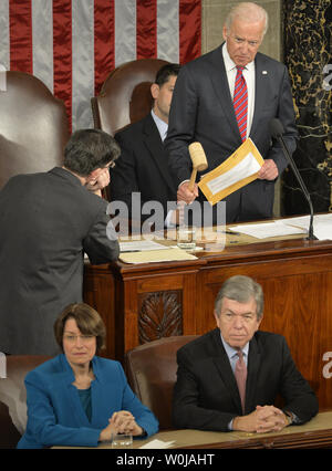 Vizepräsident Joe Biden (OBEN) Hämmer eine Etage nach unten Protest als Sen. Amy Klobuchar (D-MN), (L) und Sen Roy Blunt (R-MO) hören, wie sie über das Verfahren leiten zu zählen und die Stimmen der Electoral College auf dem Boden des Hauses bestätigen auf dem US Capitol, Januar 6, 2017, in Washington, DC. Die Verfahren, durch die Verfassung eingesetzt, finalisiert Donald J. Trumpf und Mike Pence als der Präsident und der Vizepräsident. Foto von Mike Theiler/UPI Stockfoto