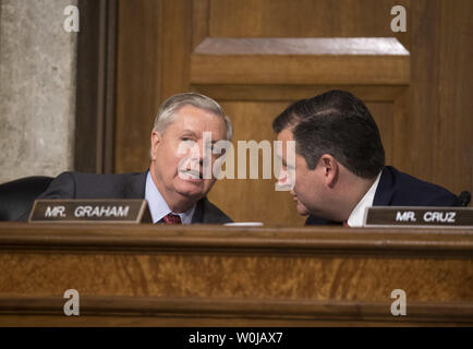 Senator Lindsey Graham, R - S.C., (L) im Gespräch mit Senator Ted Cruz, R - Texas, während Rentner Gen. James Mattis, Anhörung der nächste Verteidigungsminister vor dem Senat Armed Services Committee, auf dem Capitol Hill, Januar 12, 2017, in Washington, DC. Mattis, ein Leben lang US Marine, benötigen einen Kongreß Verzicht zu dienen, die weniger als sieben Jahre zurückgezogen worden. Foto von Kevin Dietsch/UPI Stockfoto