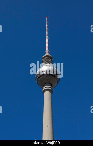 Der Fernsehturm (Englisch: Fernsehturm) ist ein Fernsehturm in Berlin, Deutschland. Stockfoto