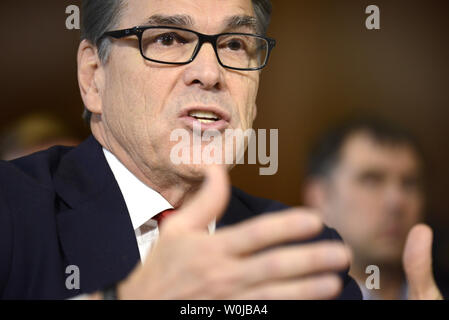 Ehemalige Texas reg. Rick Perry, nominiert die nächste Energieminister, Erläuterungen macht im Senat Energie und natürliche Ressourcen Ausschuss Anhörungen, auf dem Capitol Hill, Januar 19, 2017, in Washington, DC. Die abt. der Energie beaufsichtigt nukleares Arsenal der Nation und der Bekämpfung der Verbreitung von Massenvernichtungswaffen. Foto von Mike Theiler/UPI Stockfoto