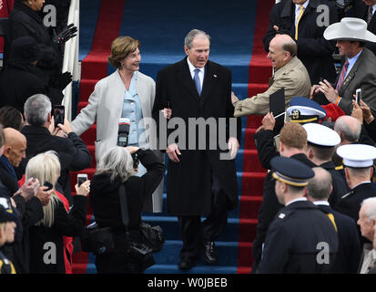 Ehemaliger Präsident George W. Bush und seine Frau Laura gehen Sie die Schritte während der Amtseinführung von Präsident Donald Trump im Westen vor dem U.S. Capitol am 20 Januar, 2017 in Washington, D.C. Trump wurde der 45. Präsident der Vereinigten Staaten. Foto von Pat Benic/UPI Stockfoto