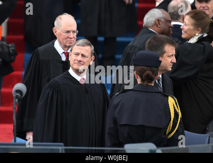 Supreme Court Chief Justice John Roberts kommt für die Amtseinführung von Präsident Donald Trump im Westen vor dem U.S. Capitol am 20 Januar, 2017 in Washington, D.C. Trump wurde der 45. Präsident der Vereinigten Staaten. Foto von Pat Benic/UPI Stockfoto