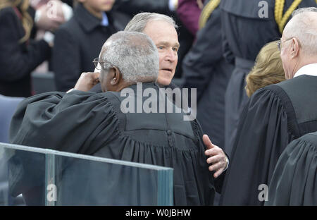 Der ehemalige Präsident George Bush umarmungen am Obersten Gericht Clarence Thomas bei der Ankunft für die Eröffnungsfeier im Capitol am 20 Januar, 2017 in Washington, D.C. Trumpf wird der 45. Präsident der Vereinigten Staaten. Foto von Mike Theiler/UPI Stockfoto