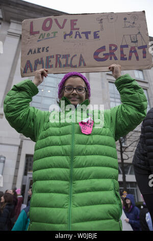 Ein Mädchen hält eine hausgemachte Zeichen, während der Einweihung des Trump protestieren im März der Frauen am 21. Januar 2017 in Washington, D.C.. Sie war einer von schätzungsweise 500.000 Kolleginnen und Demonstranten. Foto von Skye McKee/UPI Stockfoto