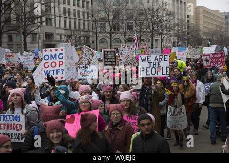 Eine Gruppe von Demonstranten Anti-Trump machen sich auf den Weg nach Pennsylvania Avenue im März der Frauen am 21. Januar 2017 in Washington, D.C. der Frauen März trat nach einem massiven Kundgebung an 500.000 Menschen, die in der Nähe der National Mall geschätzt. Foto von Skye McKee/UPI Stockfoto