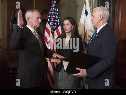 Marine Corps General James Mattis ist vereidigte als Verteidigungsminister von Vice President Mike Pence, in der Vice Presidential zeremonielle Amt im Executive Office Building in Washington, D.C. am 20. Januar 2017. Foto von Kevin Dietsch/UPI Stockfoto