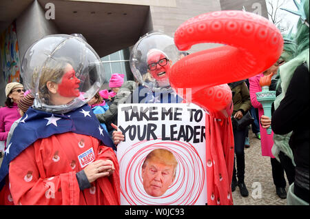 Tausende von demonstrant März auf der National Mall, Kundgebung für die Rechte der Frau und die Wahl von Präsident Donald Trump in der Nähe des Capitols für März der Frauen in Washington am 21. Januar 2017 zu protestieren. Menge geschätzt, in den Hunderten von Tausenden in Washington, D.C. Rallye als Teil einer globalen Protest gegen Trumpf. Foto von Kevin Dietsch/UPI Stockfoto