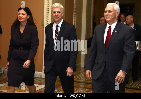 Am obersten Gericht benennen 10 Bundesberufungsgericht Richter Neil Gorsuch (C) wird durch Vice President Mike Pence (R) und der ehemalige Senator Kelly Ayotte, begleitet Senat Führung zu treffen, auf dem Capitol Hill, 1. Februar 2017 in Washington, DC. Das Oberste Gericht der Sitz eines Mitglieds freigeworden ist, seit einem Jahr, seit dem Tod von Antonin Scalia. Foto von Mike Theiler/UPI Stockfoto