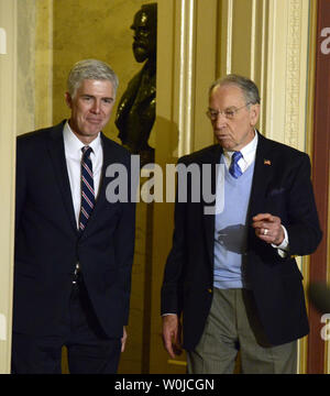 Am obersten Gericht benennen 10 Bundesberufungsgericht Richter Neil Gorsuch (L) Ist der Vorsitzende des Senat-rechtsausschusse Chuck Grassley von Iowa begleitet, wie sie in den Hallen der US Capitol zu Fuß, auf dem Capitol Hill, 1. Februar 2017 in Washington, DC. Das Oberste Gericht der Sitz eines Mitglieds freigeworden ist, seit einem Jahr, seit dem Tod von Antonin Scalia. Foto von Mike Theiler/UPI Stockfoto