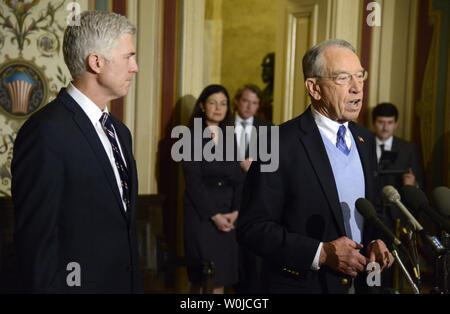 Am obersten Gericht benennen 10 Bundesberufungsgericht Richter Neil Gorsuch (L) hört Erläuterungen durch den Vorsitzenden des Senats Schiedsausschuss Chuck Grassley von Iowa zu der Presse kurz, auf dem Capitol Hill, 1. Februar 2017 in Washington, DC. Das Oberste Gericht der Sitz eines Mitglieds freigeworden ist, seit einem Jahr, seit dem Tod von Antonin Scalia. Foto von Mike Theiler/UPI Stockfoto