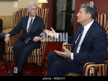 Am obersten Gericht benennen 10 Bundesberufungsgericht Richter Neil Gorsuch (L) Hört sich Erläuterungen der Presse von West Virginia, Senator Joe Manchin III vor einem privaten Treffen, auf dem Capitol Hill, 1. Februar 2017 in Washington, DC. Das Oberste Gericht der Sitz eines Mitglieds freigeworden ist, seit einem Jahr, seit dem Tod von Antonin Scalia. Foto von Mike Theiler/UPI Stockfoto