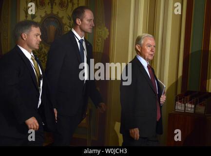 Attorney General benennen, Alabama Senator Jeff Sessions (R) Wanderungen in den Hallen der US Capitol, auf dem Capitol Hill, 1. Februar 2017 in Washington, DC. Demokraten Opposition zu seiner Nominierung vor einem Votum des Senats auf eine Bestätigung zu errichten. Foto von Mike Theiler/UPI Stockfoto