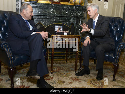 Am obersten Gericht benennen 10 Bundesberufungsgericht Richter Neil Gorsuch (R) Chats während ein Höflichkeitsbesuch bei New York Senator Chuck Schumer, auf dem Capitol Hill, 7. Februar 2017 in Washington, DC. Das Oberste Gericht der Sitz eines Mitglieds freigeworden ist, seit einem Jahr, seit dem Tod von Antonin Scalia. Foto von Mike Theiler/UPI Stockfoto