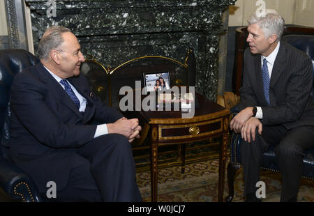 Am obersten Gericht benennen 10 Bundesberufungsgericht Richter Neil Gorsuch (R) Chats während ein Höflichkeitsbesuch bei New York Senator Chuck Schumer, auf dem Capitol Hill, 7. Februar 2017 in Washington, DC. Das Oberste Gericht der Sitz eines Mitglieds freigeworden ist, seit einem Jahr, seit dem Tod von Antonin Scalia. Foto von Mike Theiler/UPI Stockfoto