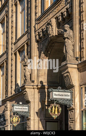 Zeichen der Auerbachs Keller, Madlerpassagen, Leipzig, Deutschland | Schild von Auerbachs Keller, Maedlerpassagen, Leipzig, Sachsen, Ostdeutschland, Stockfoto