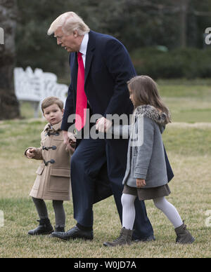 Präsident Trump Spaziergänge mit seinen Enkelkindern Arabella und Joseph, als er das Weiße Haus für eine Reise nach South Carolina dann nach Florida für das Wochenende, in Washington, D.C., am 17. Februar 2017 fährt. Arabella und Joseph sind die beiden ältesten Kinder von Ivanka Trump. Foto von Kevin Dietsch/UPI Stockfoto