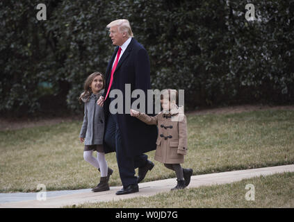 Präsident Trump Spaziergänge mit seinen Enkelkindern Arabella und Joseph, als er das Weiße Haus für eine Reise nach South Carolina dann nach Florida für das Wochenende, in Washington, D.C., am 17. Februar 2017 fährt. Arabella und Joseph sind die beiden ältesten Kinder von Ivanka Trump. Foto von Kevin Dietsch/UPI Stockfoto