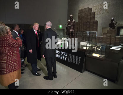 Präsident Donald Trump ist von David Skorton, Sekretär der Smithsonian verbunden, als er Touren das Smithsonian nationalen Museum für Afrikanische Amerikanische Geschichte und Kultur in Washington, D.C. am 21. Februar 2017. Foto von Kevin Dietsch/UPI Stockfoto