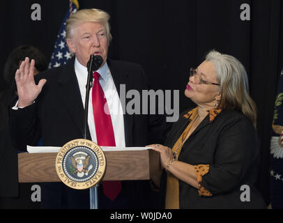 Präsident Donald Trump liefert Erläuterungen mit Alveda König, Nichte von Martin Luther King Jr., nach der Tour durch den Smithsonian nationalen Museum für Afrikanische Amerikanische Geschichte und Kultur in Washington, D.C. am 21. Februar 2017. Foto von Kevin Dietsch/UPI Stockfoto