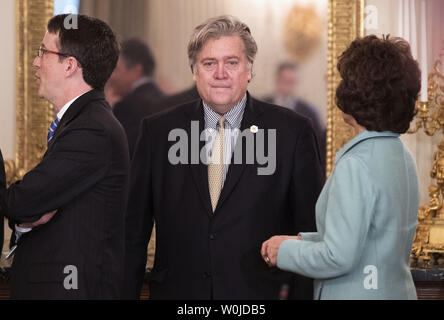 Steve Bannon, White House Chief Strategist, kommt zu einer Listening Session mit Herstellung CEOs im Weißen Haus in Washington, D.C., am 23. Februar 2017. Die Gruppe traf sich mit dem Präsidenten eine Reihe von Fragen, darunter auch die Schaffung von Arbeitsplätzen, der Steuerreform und der wirtschaftlichen Auswirkungen der Trumpf Einwanderung und die Handelspolitik zu diskutieren. Foto von Kevin Dietsch/UPI Stockfoto