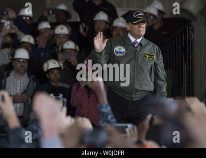 Präsident Donald Trump Wellen, als er seinen Weg auf das Podium macht Anmerkungen zu seiner Verteidigung Haushalt an Bord der Gerald R. Ford bei Newport News Shipbuilding in Newport News, Virginia auf, das am 2. März 2017 zu liefern. Foto von Kevin Dietsch/UPI Stockfoto