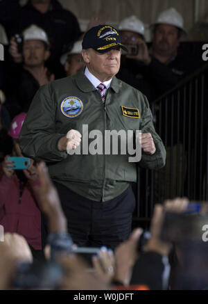 Präsident Donald Trump macht sich auf den Weg zum Podium Erläuterungen auf seinen verteidigungshaushalt an Bord der Gerald R. Ford bei Newport News Shipbuilding in Newport News, Virginia auf, das am 2. März 2017 zu liefern. Foto von Kevin Dietsch/UPI Stockfoto