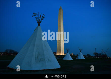 Tipis Setup von der Standing Rock Sioux Tribe und Eingeborenen Nationen Anstieg der Protest der Dakota Zugang Pipeline sind in der Nähe des Washington Monument am 9. März 2017 in Washington, DC. Aktivisten und Tipis auf der National Mall als Teil einer dreitägigen Protest ihren Höhepunkt in einem Protestmarsch morgen zum Weißen Haus in der Opposition der Genehmigung des Trump Verwaltung des umstrittenen Dakota Zugang Pipeline durch Native Land. Foto von Kevin Dietsch/UPI Stockfoto