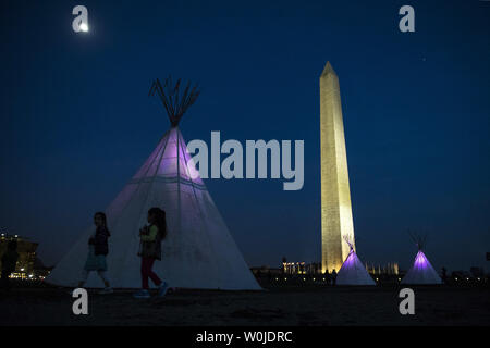 Tipis Setup von der Standing Rock Sioux Tribe und Eingeborenen Nationen Anstieg der Protest der Dakota Zugang Pipeline sind in der Nähe des Washington Monument am 9. März 2017 in Washington, DC. Aktivisten und Tipis auf der National Mall als Teil einer dreitägigen Protest ihren Höhepunkt in einem Protestmarsch morgen zum Weißen Haus in der Opposition der Genehmigung des Trump Verwaltung des umstrittenen Dakota Zugang Pipeline durch Native Land. Foto von Kevin Dietsch/UPI Stockfoto