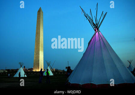 Tipis Setup von der Standing Rock Sioux Tribe und Eingeborenen Nationen Anstieg der Protest der Dakota Zugang Pipeline sind in der Nähe des Washington Monument am 9. März 2017 in Washington, DC. Aktivisten und Tipis auf der National Mall als Teil einer dreitägigen Protest ihren Höhepunkt in einem Protestmarsch morgen zum Weißen Haus in der Opposition der Genehmigung des Trump Verwaltung des umstrittenen Dakota Zugang Pipeline durch Native Land. Foto von Kevin Dietsch/UPI Stockfoto