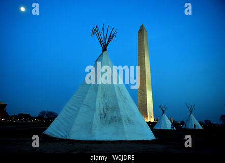 Tipis Setup von der Standing Rock Sioux Tribe und Eingeborenen Nationen Anstieg der Protest der Dakota Zugang Pipeline sind in der Nähe des Washington Monument am 9. März 2017 in Washington, DC. Aktivisten und Tipis auf der National Mall als Teil einer dreitägigen Protest ihren Höhepunkt in einem Protestmarsch morgen zum Weißen Haus in der Opposition der Genehmigung des Trump Verwaltung des umstrittenen Dakota Zugang Pipeline durch Native Land. Foto von Kevin Dietsch/UPI Stockfoto