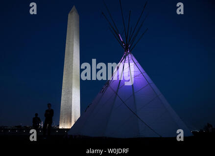 Tipis Setup von der Standing Rock Sioux Tribe und Eingeborenen Nationen Anstieg der Protest der Dakota Zugang Pipeline sind in der Nähe des Washington Monument am 9. März 2017 in Washington, DC. Aktivisten und Tipis auf der National Mall als Teil einer dreitägigen Protest ihren Höhepunkt in einem Protestmarsch morgen zum Weißen Haus in der Opposition der Genehmigung des Trump Verwaltung des umstrittenen Dakota Zugang Pipeline durch Native Land. Foto von Kevin Dietsch/UPI Stockfoto