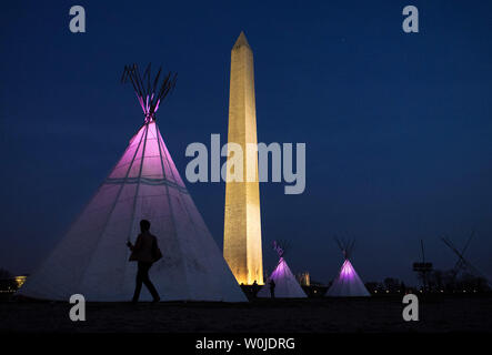 Tipis Setup von der Standing Rock Sioux Tribe und Eingeborenen Nationen Anstieg der Protest der Dakota Zugang Pipeline sind in der Nähe des Washington Monument am 9. März 2017 in Washington, DC. Aktivisten und Tipis auf der National Mall als Teil einer dreitägigen Protest ihren Höhepunkt in einem Protestmarsch morgen zum Weißen Haus in der Opposition der Genehmigung des Trump Verwaltung des umstrittenen Dakota Zugang Pipeline durch Native Land. Foto von Kevin Dietsch/UPI Stockfoto