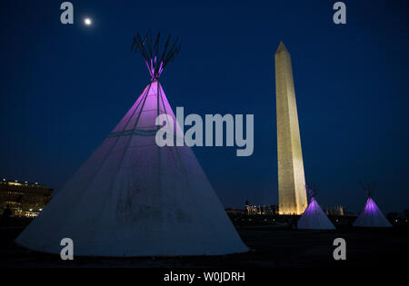 Tipis Setup von der Standing Rock Sioux Tribe und Eingeborenen Nationen Anstieg der Protest der Dakota Zugang Pipeline sind in der Nähe des Washington Monument am 9. März 2017 in Washington, DC. Aktivisten und Tipis auf der National Mall als Teil einer dreitägigen Protest ihren Höhepunkt in einem Protestmarsch morgen zum Weißen Haus in der Opposition der Genehmigung des Trump Verwaltung des umstrittenen Dakota Zugang Pipeline durch Native Land. Foto von Kevin Dietsch/UPI Stockfoto