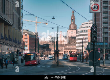 Oslo, Norwegen: Mar 27 2018: Architektur Gebäude mit Verkehr von Red Bus in der Innenstadt Stockfoto