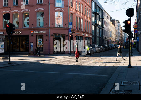 Oslo, Norwegen - Mar 27 2018: Menschen zu Fuß in der Innenstadt von Oslo mit Verkehrszeichen und crossswalk Stockfoto