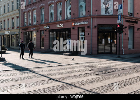 Oslo, Norwegen - Mar 27 2018: Menschen zu Fuß in der Innenstadt von Oslo mit Verkehrszeichen und crossswalk Stockfoto