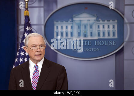 Attorney General Jeff Sessions spricht über das Heiligtum Städte und der illegalen Einwanderung im Weißen Haus in Washington, D.C. am 27. März 2017. Foto von Kevin Dietsch/UPI Stockfoto