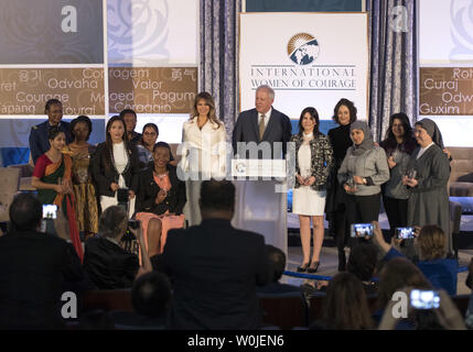 First Lady Melania Trump und Staatssekretär für politische Angelegenheiten Thomas Shannon pose mit Gewinner des Internationalen Frauen der 2017 Staatssekretär des Mut (IWOC) Award, an das State Department in Washington, D.C. am 29. März 2017. Foto von Kevin Dietsch/UPI Stockfoto