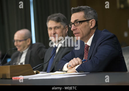 Von links nach rechts, Roy Godson, emeritierter Professor der Regierung an der Georgetown University und ehemaliger Präsident der Nationalen Strategie Information Center; Eugene Rumer, ehemaliger national Intelligence Officer für Russland und Eurasien, und Clint Watt, Senior Fellow in der Außenpolitik Forschungsinstitut Programm für Nationale Sicherheit, Zeugen während eines Senats auf russische Einmischung und Einfluss in den Präsidentschaftswahlkampf 2016, in Washington, D.C. am 30. März 2017. Foto von Kevin Dietsch/UPI Stockfoto