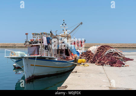 Chania, Kreta, Griechenland, Juni 2019. Eine kommerzielle Fischerboote und Netze neben Hafen in Chania, Griechenland. Stockfoto