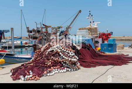 Chania, Kreta, Griechenland, Juni 2019. Eine kommerzielle Fischerboote und Netze neben Hafen in Chania, Griechenland. Stockfoto