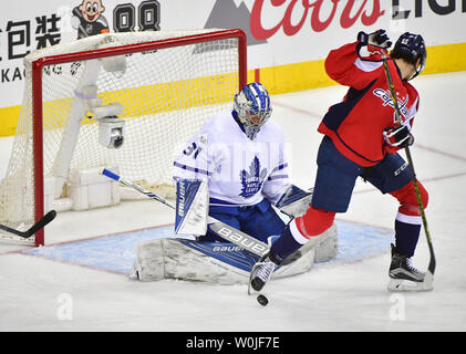 Toronto Maple Leafs goalie Frederik Andersen (31) blockiert einen Schuß von Washington Capitals linken Flügel Andre Burakovsky (65) in der ersten Periode von Spiel 1 der Eastern Conference Viertelfinale im Verizon Center in Washington, D.C. am 13. April 2017. Foto von Kevin Dietsch/UPI Stockfoto