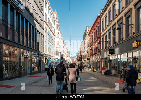 Oslo, Norwegen - Mar 27 2018: Norwegische Menschen zu Fuß mit dem Einkaufen in der historischen Gasse in der Innenstadt Stockfoto