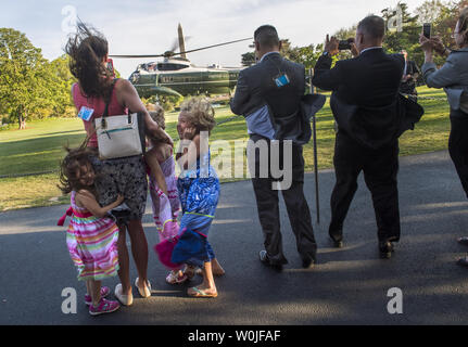 Die Familie D'Amico Uhren als Marine One, Präsident Donald Trump, landet auf dem Rasen des Weißen Hauses in Washington, D.C. am 18. April 2017. Trump war der Rückkehr von einer Reise nach Wisconsin, wo er besuchte Snap-on Tools. Foto von Kevin Dietsch/UPI Stockfoto