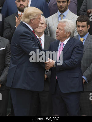 Präsident Donald Trump schüttelt Hände mit New England Patriots Inhaber Robert Kraft als Er begrüßt den Super Bowl LI Meister die New England Patriots zum Weißen Haus in Washington, D.C. am 19. April 2017. Mindestens 7 Spieler, einschließlich Quarterback Tom Brady, übersprang die besuchen, der auf den Tag der ehemaligen Patriot festes Ende selbst im Gefängnis, während Sie einen Lebensatz für Mord. Foto von Kevin Dietsch/UPI Stockfoto