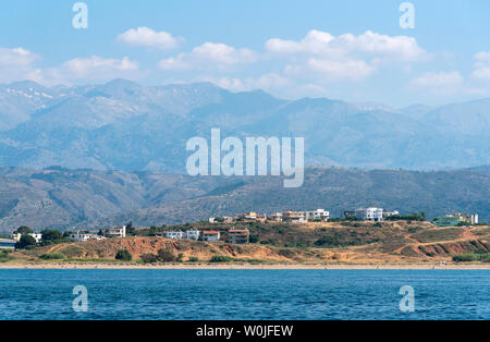 Chania, Kreta, Griechenland. Juni 2019. Die küstenlandschaft von Chania nördlichen Kreta, Hotels und Wohnungen, im Hintergrund die Berge Stockfoto