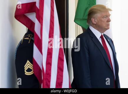 Präsident Donald Trump grüßt der italienische Ministerpräsident Paolo Gentiloni zum Weißen Haus in Washington, D.C. am 20. April 2017. Foto von Kevin Dietsch/UPI Stockfoto