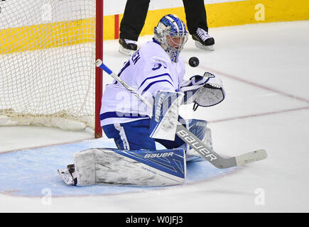 Toronto Maple Leafs goalie Frederik Andersen (31) macht eine Speichern gegen die Washington Capitals in der ersten Periode von Spiel 5 der Eastern Conference Viertelfinale im Verizon Center in Washington, D.C. am 21. April 2017. Foto von Kevin Dietsch/UPI Stockfoto