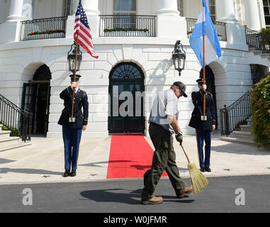 Ein Arbeiter reinigt die Einfahrt vor der Ankunft von Präsident Mauricio Macri und Frau Macri von Argentinien für einen Besuch mit Präsident Donald Trump, im Weißen Haus in Washington, D.C. am 27. April 2017. Foto von Pat Benic/UPI Stockfoto