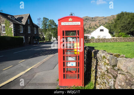 Defibrillator, Inside, iconic, Rot, Telefon, Box, in, Grasmere, der Lake District National Park, die Seen, Lake District, Cumbria, Norden, England, GB, UK, Wiederverwendung, Stockfoto